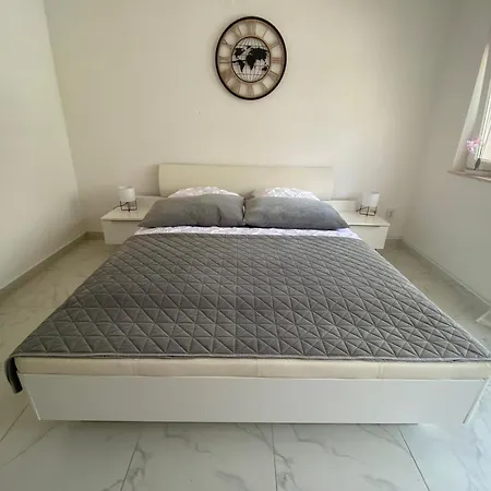 B Apartment *